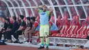 Kiper Persija Jakarta, Andritany Ardhiyasa, tampak kecewa saat melawan Dewa United pada laga pekan kelima BRI Liga 1 2024/2025 di Stadion Utama Gelora Bung Karno, Jakarta, Senin (16/9/2024). (Bola.com/M Iqbal Ichsan)