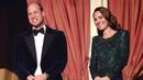 Kate Middleton, Duchess of Cambridge, bersama dengan suaminya Pangeran William usai menonton Royal Variety Performance di Royal Albert Hall, London, Kamis (18/11/2021). Kate mengenakan gaun hijau panjang Jenny Packham yang indah dan suaminya mengenakan tuksedo (Jonathan Brady/Pool Photo via AP)
