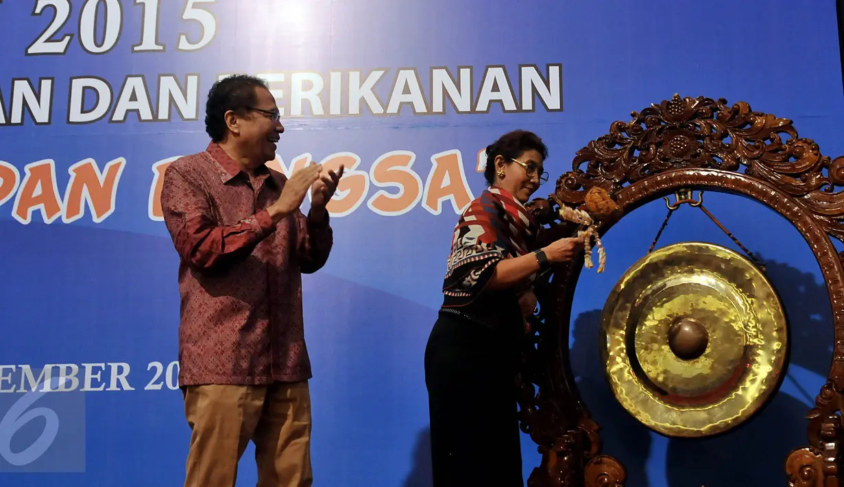 Menteri Susi Pudjiastuti didampingi Menko Maritim dan Sumber Daya Rizal Ramli memukul gong sebagai tanda dibukanya Rapat Koordinasi Nasional Tahun 2015 Kementerian Kelautan dan Perikanan (KKP) di Jakarta, Kamis (10/9). (Liputan6.com/Johan Tallo)