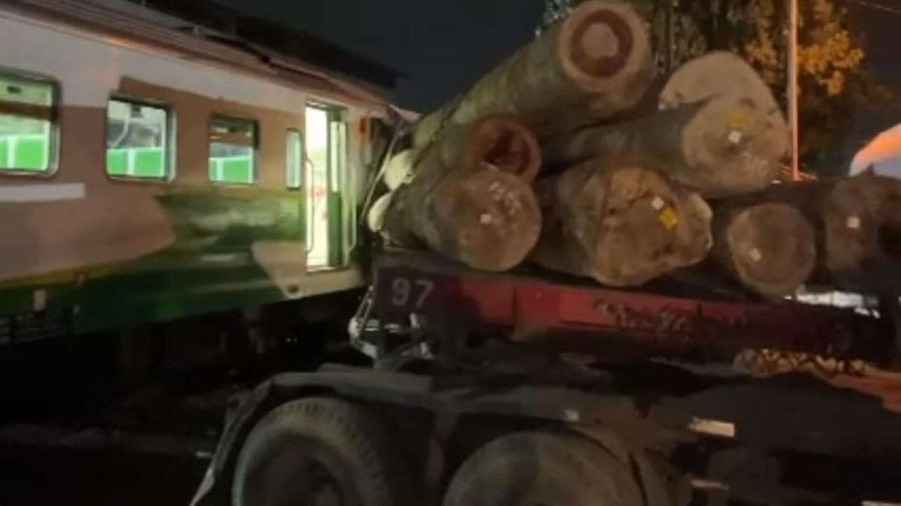 Kronologi Kecelakaan Maut Truk Muat Kayu Gelondongan Terobos Rel Seruduk KA, Asisten Masinis Tewas Terjepit