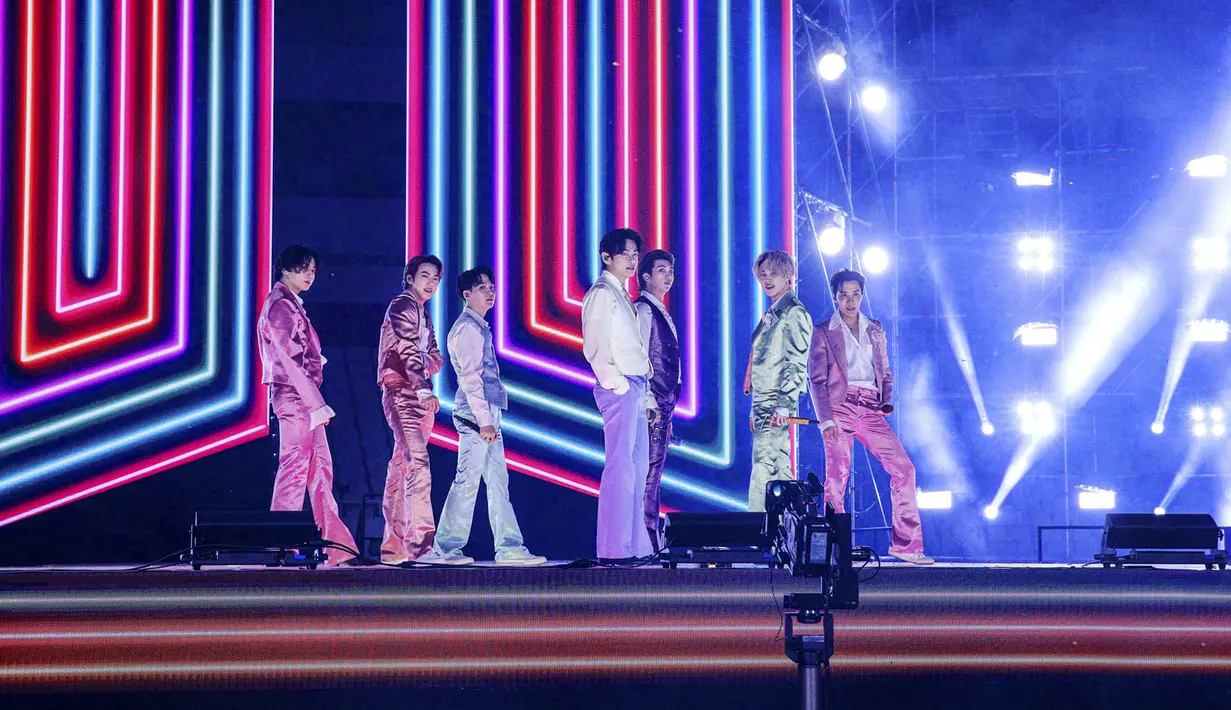 Band Korea Selatan BTS tampil dalam American Music Awards 2020 di Microsoft Theater, Los Angeles, Amerika Serikat, 22 November 2020. BTS memperoleh nominasi dari dua kategori, yaitu Duo atau Group Favorit Pop/Rock dan Artist Sosial Favorit. (American Broadcasting Companies, Inc./ABC/AFP)