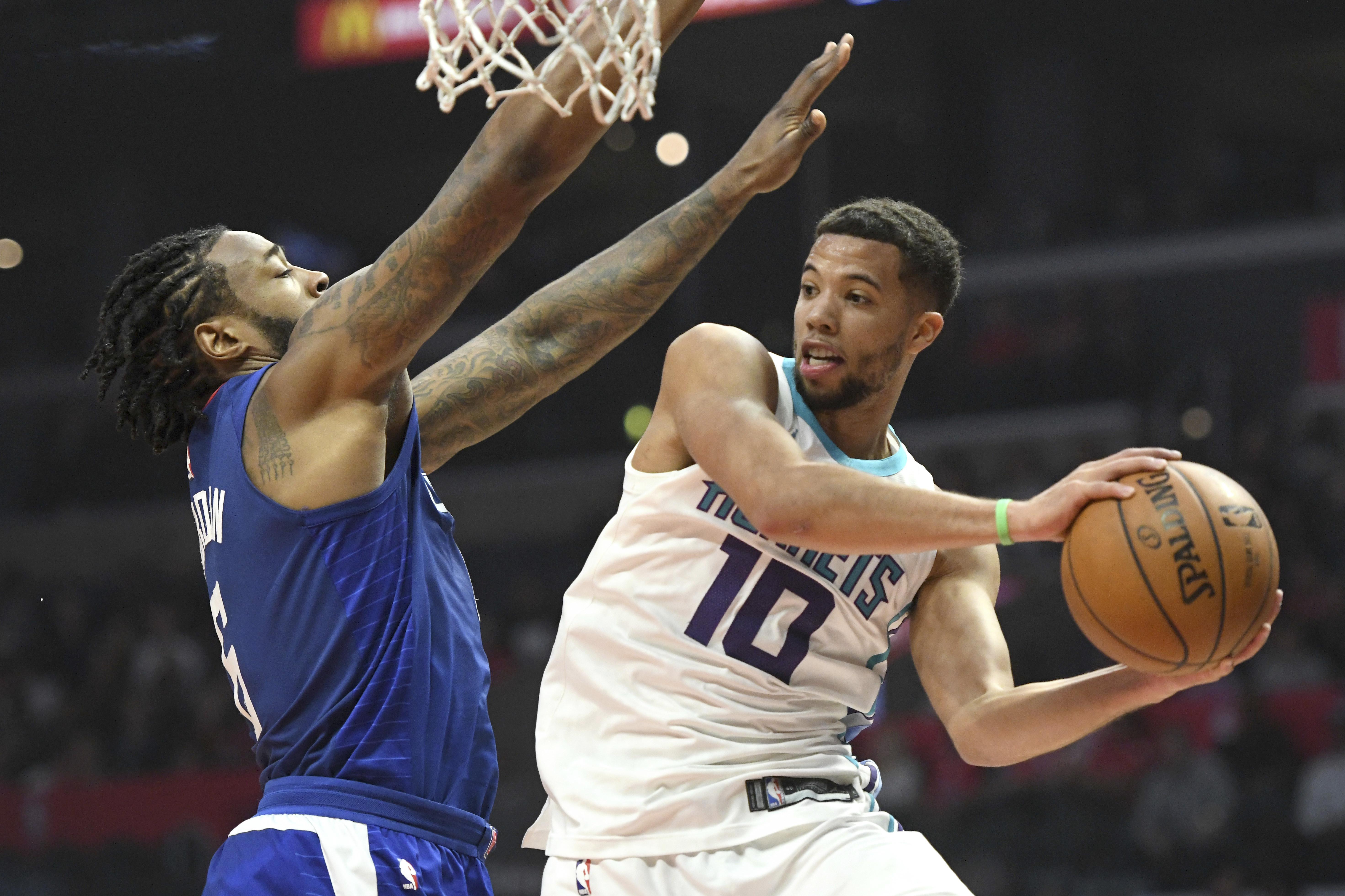 DeAndre Jordan mencoba halangi point guard Hornets, Michael Carter Williams (AP Photo/Michael Owen Baker)