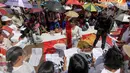 Jemaat GKI Yasmin dan HKBP Filadelfia mengikuti ibadah perayaan Paskah di depan Istana Merdeka, Jakarta, Minggu (20/4/14). (Liputan6.com/Faizal Fanani)