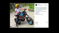 Puteri Indonesia menunggangi motor kustom.(@naikmotor/Instagram)