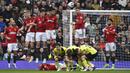 Para pemain Manchester United berusaha memblok eksekusi tendangan bebas striker Burnley, Jacob Bruun Larsen pada laga pekan ke-35 Premier League 2023/2024 di Old Trafford Stadium, Manchester, Sabtu (27/4/2024). (AP Photo/Rui Vieira)