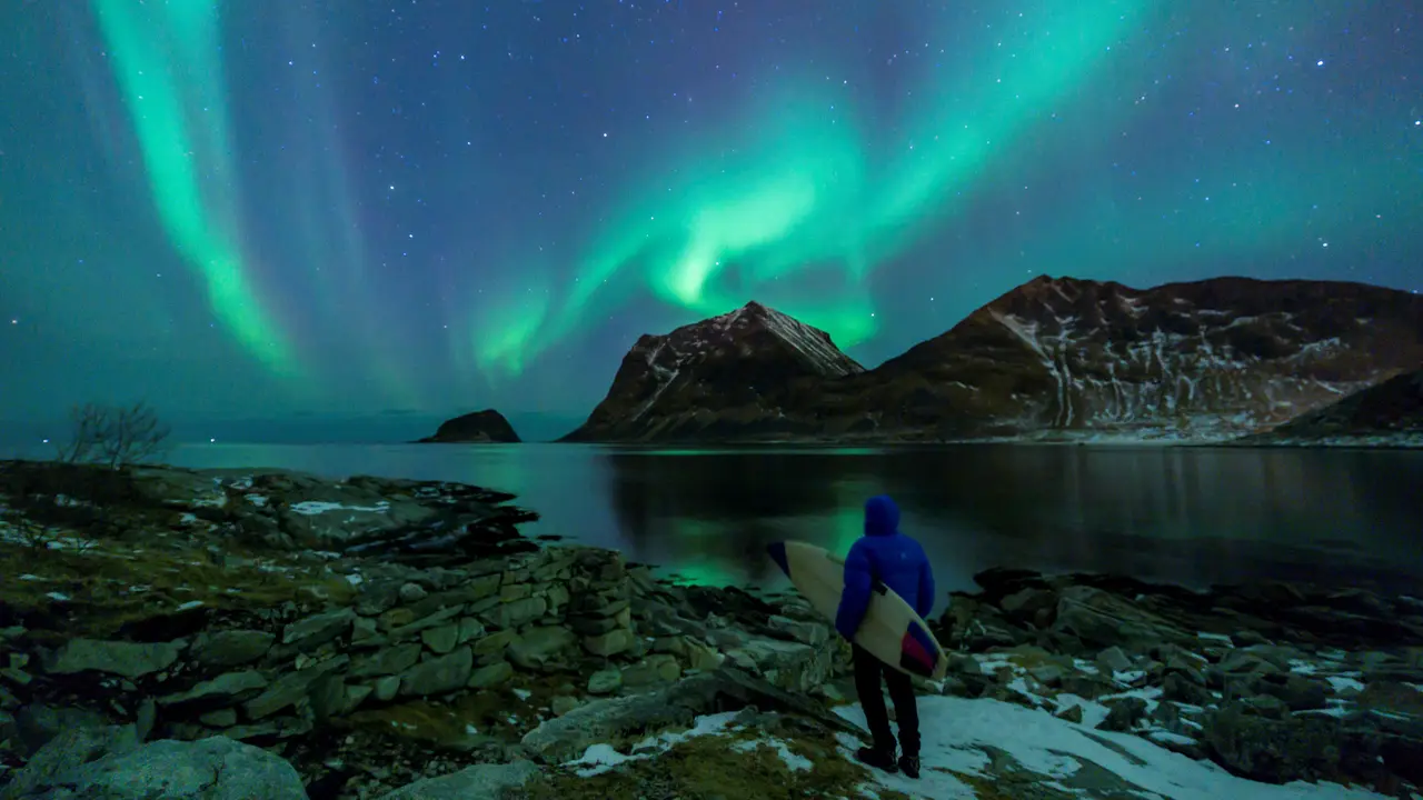 Cara Peselancar Nikmati Keindahan Aurora di Norwegia Utara