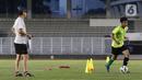 Pelatih Kepala Timnas Indonesia, Shin Tae-yong (kiri) saat melatih Timnas Indonesia U-19 di Stadion Madya Gelora Bung Karno, Jakarta, Selasa (21/6/2022). Timnas Indonesia U-19 dalam mengarungi Piala AFF U-19 2022 tergabung dalam Grup A bersama Vietnam, Thailand, Myanmar, Brunei Darussalam, dan Filipina. (Liputan6.com/Helmi Fithriansyah)