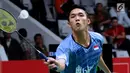 Tunggal putera Indonesia, Jonatan Christie mengembalikan kok saat melawan Son Wan Ho (Korea) pada babak pertama turnamen Indonesia Masters 2018 di Istora Senayan, Jakarta, Rabu (24/1). Jonatan kalah 15-21, 10-21. (Liputan6.com/Helmi Fithriansyah)