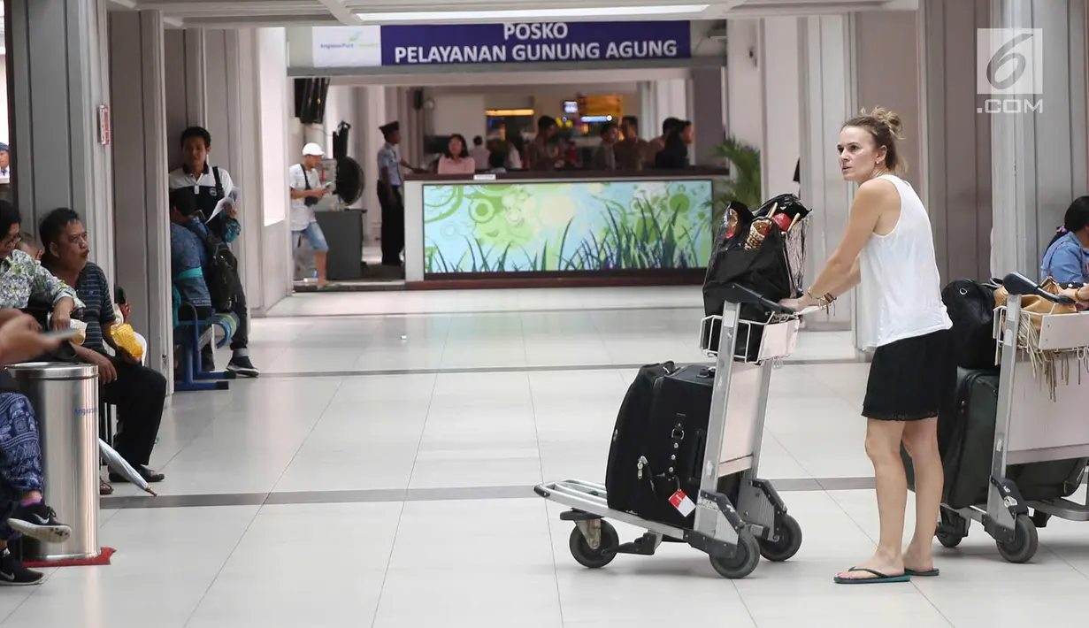 Calon penumpang menunggu keberangkatan di Bandara Internasional I Gusti Ngurah Rai, Bali, Kamis (30/11). Aktivitas kedatangan dan keberangkatan Bandara Internasional I Gusti Ngurah Rai sudah beroperasi dengan normal. (Liputan6.com/Immanuel Antonius)