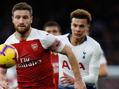 Shkodran Mustafi (kiri) tiba di Arsenal pada bursa transfer musim panas 2016 dari Valencia. The Gunners sempat tidak terkalahkan dalam 21 pertandingan awal bersama pemain asal Jerman tersebut. Namun, Performa Mustafi kemudian turun empat musim berikutnya dan akhirnya dilepas pada Januari 2021. Mustafi melanjutkan kariernya bersama Schalke dan Levante. Masih berusia 31 tahun, dia dilepas klub Spanyol itu pada musim panas 2023 dan sekarang belum terikat dengan klub mana pun. (AFP/Ian Kington)