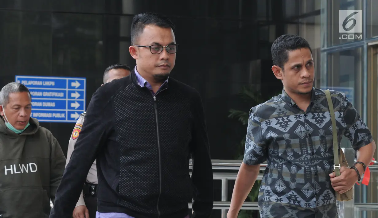 Ketua Fraksi PAN DPRD Lampung Agus Bhakti Nugroho (tengah) saat tiba di Gedung KPK, Jakarta, Jumat (27/7). Agus akan menjalani pemeriksaan 1x24 jam oleh penyidik KPK. (Merdeka.com/Dwi Narwoko)