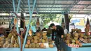 Pedagang merapihkan durian daganganya di Lokasi Sementara (Loksem) Pusat Penjualan Durian, Jalan TMP Kalibata, Jakarta Selatan, Kamis (9/2). Pemprov DKI Jakarta bangun Loksem Pusat Penjualan Durian di Kalibata. (Liputan6.com/Yoppy Renato)