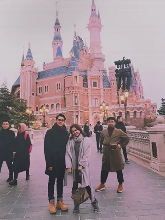 Penyanyi Rossa dan Afgansyah Reza berpose saat mengunjungi di Shanghai. Rossa menuturkan bahwa dirinya baru akan berbicara blak-blakan soal pernikahan, jika sudah bertunangan. (Instagram/aboutafross)