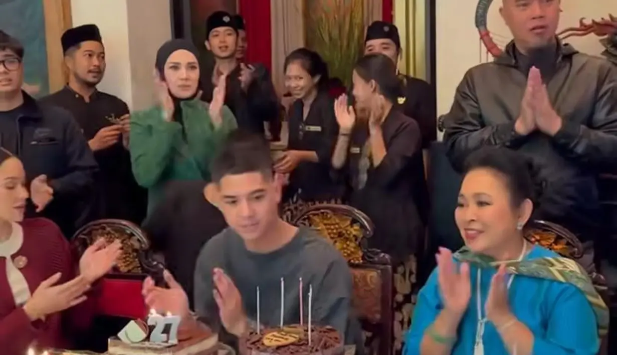 Di momen itu, Titiek Soeharto tampil kenakan baju kurung warna biru dan kain batik warna biru-putih sebagai bawahan dan selendang. [@titieksoeharto/@ahmaddhaniofficial].