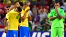 Bek Brasil, Miranda (tengah) dan rekan setimnya, Neymar (kiri) terlihat kecewa setelah kalah dari Belgia pada laga perempat final Piala Dunia 2018 di Stadion Kazan Arena, Jumat (6/7). Timnas Brasil takluk 1-2 di tangan timnas Belgia. (Luis Acosta/AFP)