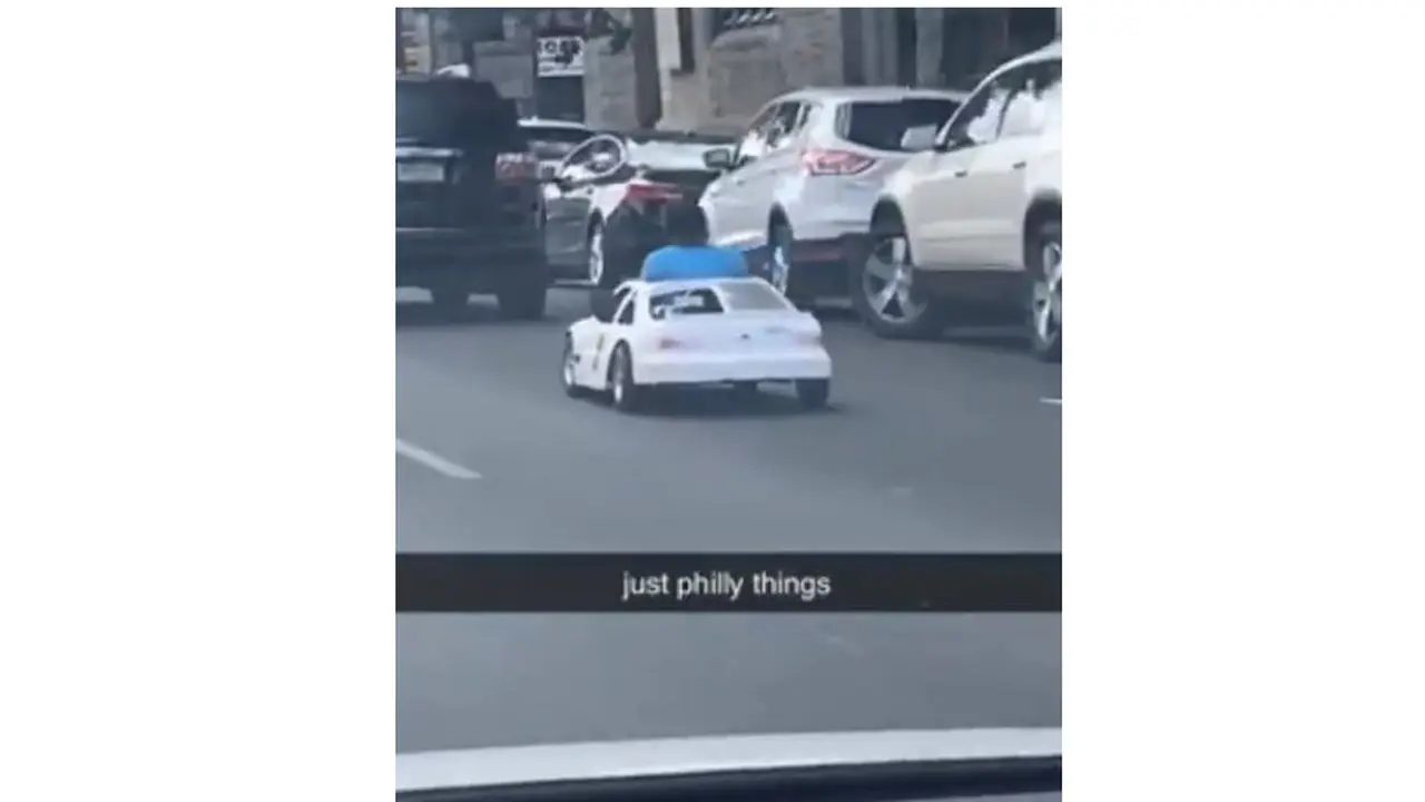Seorang pria di Philadelphia, Pennsylvania, Amerika Serikat menarik perhatian karena berkendaran dengan mobil mainan di jalan raya