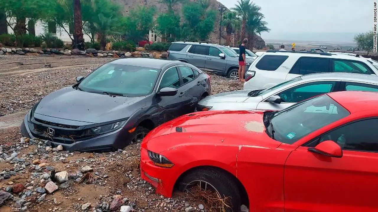 Mobil terlihat terjebak dalam lumpur dan puing-puing di The Inn at Death Valley pada 5 Agustus 2022. Banjir langka di tempat terpanas Bumi. (National Park Service/AP)