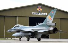 Bule Bingung Jet Tempur F-16 Indonesia Dicuci Anggota TNI AU Pakai Sabun Sampai Dinaiki, di Bawahnya Sekalian Steam Motor