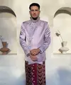 Saat siraman, Justin Hubner pun tampil berbeda tidak seperti biasanya. Dengan parasnya yang bule, Justin Hubner pun tampil dengan baju tradisional Indonesia. [@kunsoomakeupartist]