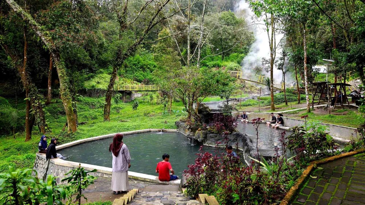 FOTO: Menikmati Liburan Imlek di Kawah Kamojang Garut