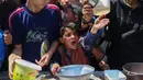 Sementara itu, dalam cengkeraman blokade Israel yang sistematis ini, sekitar 290.000 anak berada di ambang kematian. (Eyad BABA/AFP)