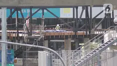 Pekerja menyelesaikan pembangunan proyek jembatan layang atau skybridge Stasiun MRT Asean-Halte Transjakarta CSW di kawasan Kebayoran Baru, Jakarta, Selasa (21/1/2020). (Liputan6.com/Immanuel Antonius)