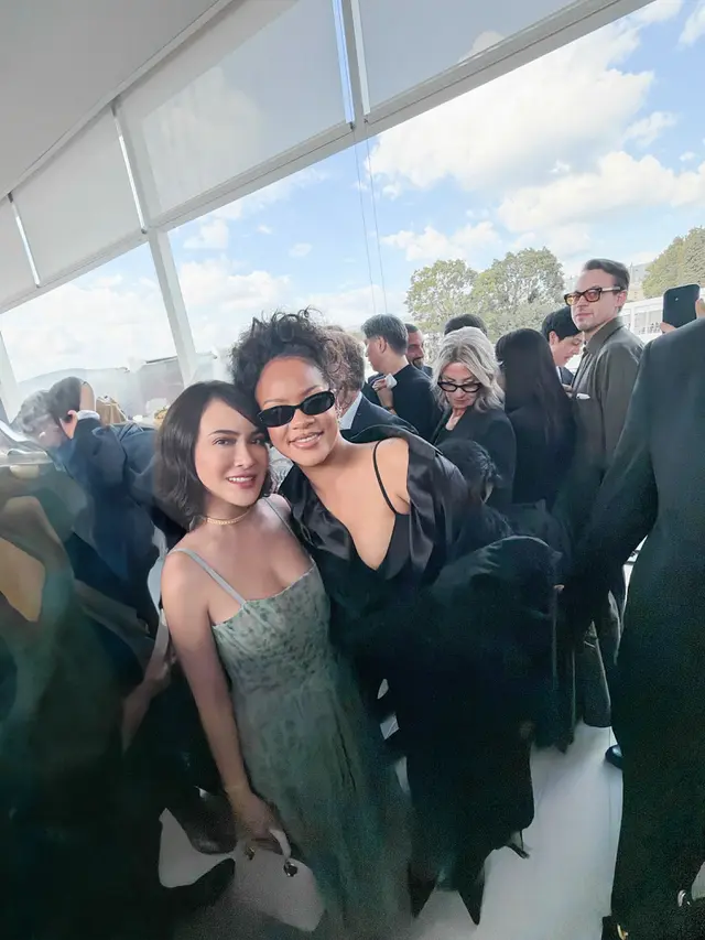 Gaya Summer Look Shandy Aulia Hadiri Dior Show di Paris Fashion Week, Foto Bareng Miranda Kerr dan Rihanna