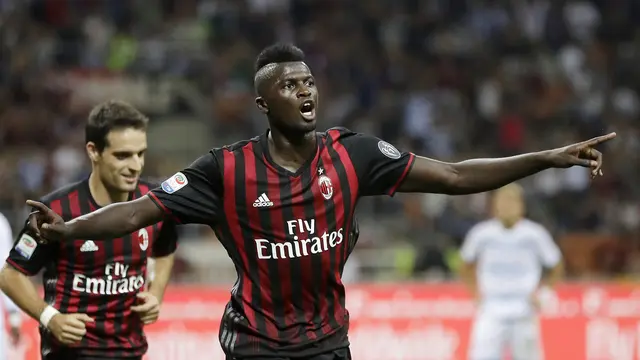 Striker AC Milan Mbaye Niang melakukan selebrasi usai mencetak gol ke gawang Lazio, Rabu (21/9/2016). (AP Photo/Antonio Calanni)