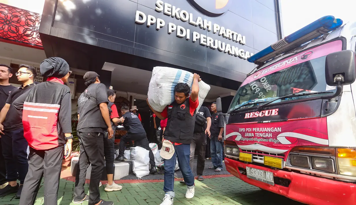 Adapun tenaga kesehatan yang diberangkatkan adalah gabungan sukarelawan dari berbagai daerah, yakni Jawa Timur, Jawa Tengah, Jawa Barat, Banten, dan Lampung. Tampak dalam foto, relawan Partai Demokrasi Indonesia Perjuangan (PDIP) mengangkut bantuan untuk korban terdampak bencana Sumatera di halaman Sekolah Partai PDIP, Lenteng Agung, Jakarta Selatan, Senin (29/12/2025). (merdeka.com/Arie Basuki)