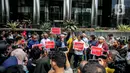 Para mantan pimpinan KPK dan Koalisi Masyarakat Sipil nampak memenuhi depan Gedung KPK saat menggelar aksi menolak #KPKDikorupsi. (Liputan6.com/Faizal Fanani)