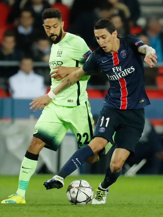Gelandang PSG, Angel Di Maria (kanan) berusaha melewati bek Manchester City, Gael Clichy pada leg pertama perempatfinal liga champions di Stadion Parc des Princes, Kamis (7/4). PSG bermain imbang dengan City 2-2. (Reuters/Benoit Tessier)