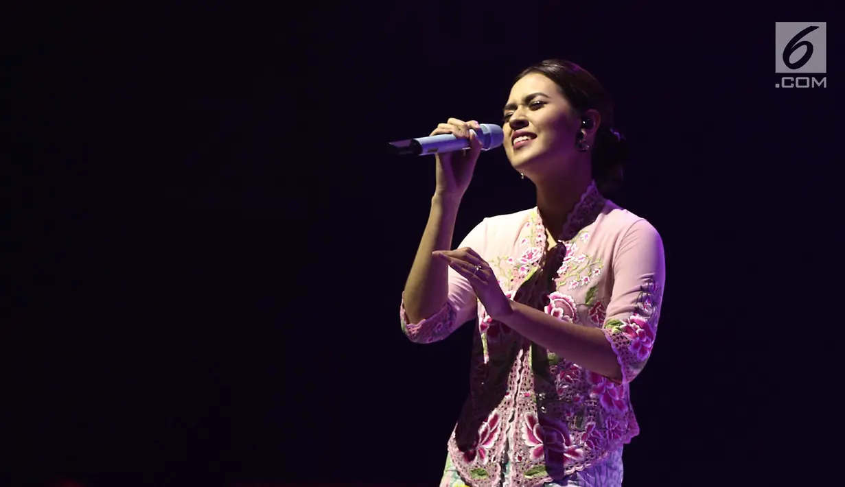 Penampilan penyanyi Raisa saat ajang pemilihan Abang None Jakarta 2017 di kawasan Letjen S. Parman, Jakarta, Jumat (15/07). Acara ini dibuka dengan berbagai macam hiburan, seperti tarian dan nyanyian. (Liputan6.com/Herman Zakharia)