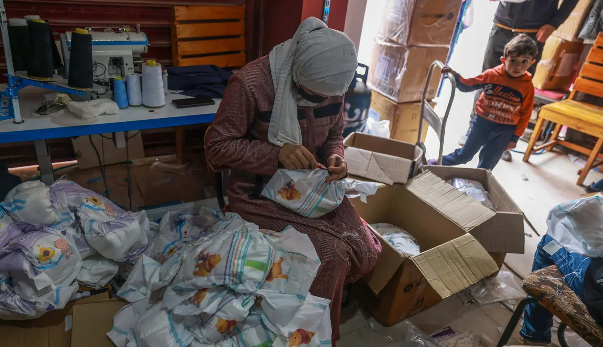 Beberapa orang tua terpaksa menggunakan popok kain, namun popok tersebut perlu dicuci dengan air dan air juga merupakan hal mewah lainnya. (MOHAMMED ABED/AFP)