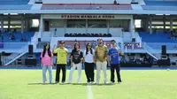 Penampakan jersey lengkap PSIM Yogyakarta untuk menghadapi Liga 2 2024/2025. (Bola.com/Ana Dewi)
