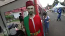 Pengunjung melihat produk yang ditawarkan dalam acara Festival Budaya Betawi Rupa-Rupa Jakarta di Zona A Setu Babakan, Jakarta, Rabu (14/9). (Liputan6.com/Immanuel Antonius)
