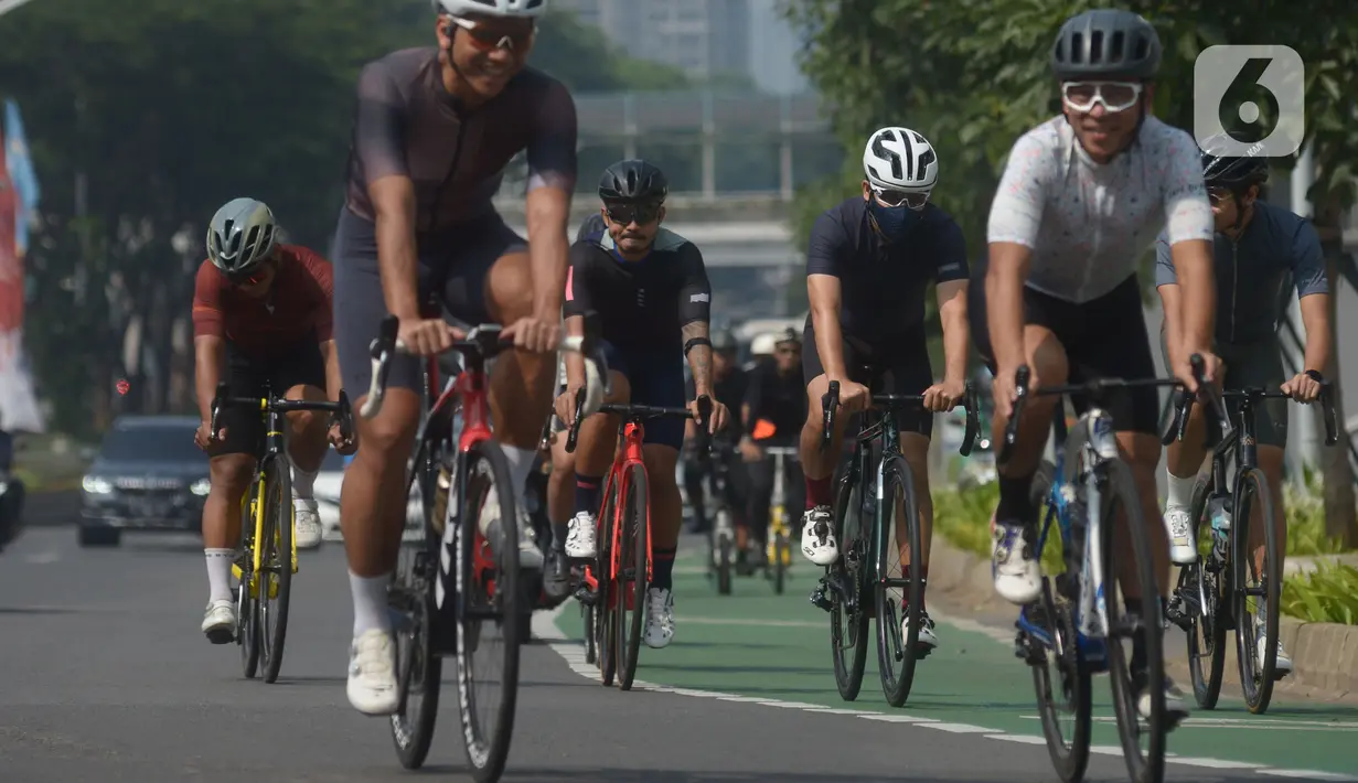 Pesepeda melintasi jalur sepeda di Jalan Sudirman-Thamrin, Jakarta, Sabtu (16/10/2021). Polda Metro Jaya telah mengizinkan aktivitas olahraga bersepeda melintasi jalan umum mulai Sabtu (16/10), dengan tetap mengedepankan protokol kesehatan untuk mencegah penyebaran Covid-19 (merdeka.com/Imam Buhori)