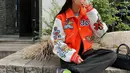 Peggy Gou tampil tertutup dengan baseball jacket 2 warna dengan motif yang ramai, dipadunya dengan celana panjang berwarna hitam. [Foto: Instagram/peggygou_]