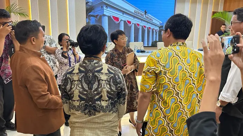 Menteri Luar Negeri RI (Menlu RI) Retno Marsudi bersama dengan lembaga kemanusiaan yang menyalurkan bantuan ke Gaza, Palestina. (Liputan6/Benedikta Miranti)