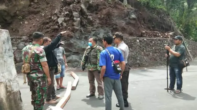Warga Diungsikan Akibat Guguran Lava Gunung  Karangetang