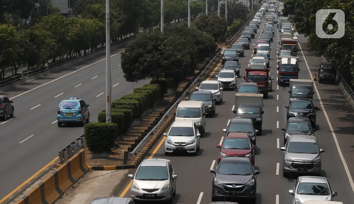 Sejumlah kendaran melintasi tol dalam kota di Jakarta, Senin (7/10/2019). Tahun depan, Badan Pajak dan Retribusi Daerah (BPRD) DKI Jakarta bisa memenjarakan penunggak pajak kendaraan bermotor dengan nilai diatas 100 juta. (Liputan6.com/Angga Yuniar)