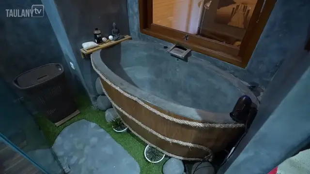Dikta, mantan personel Yovie and Nuno memperlihatkan bathup yang mirip onsen seperti di Jepang ke Andre Taulany. (Dok: Youtube Andre Taulany)