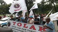 Demonstrasi menuntut pemblokiran aplikasi transportasi online juga terjadi di Kementerian Komunikasi dan Informatika (Kominfo).