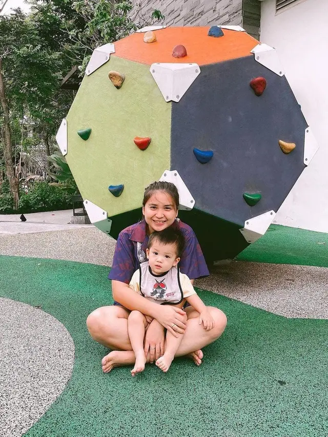 Putri Titian Momong Anak