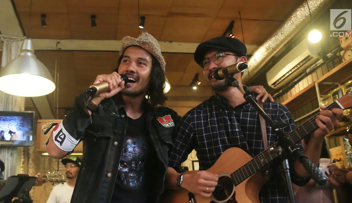 Aktor Rio Dewanto dan Chicco Jerikho bernyanyi saat membawakan soundtrack film filosofi kopi 2 di kawasan Melawai, Jakarta, Selasa (23/05). Film filosofi kopi 2 merilis singel soundtrack yang berjudul "Sahabat Sejati". (Liputan6.com/Herman Zakharia)