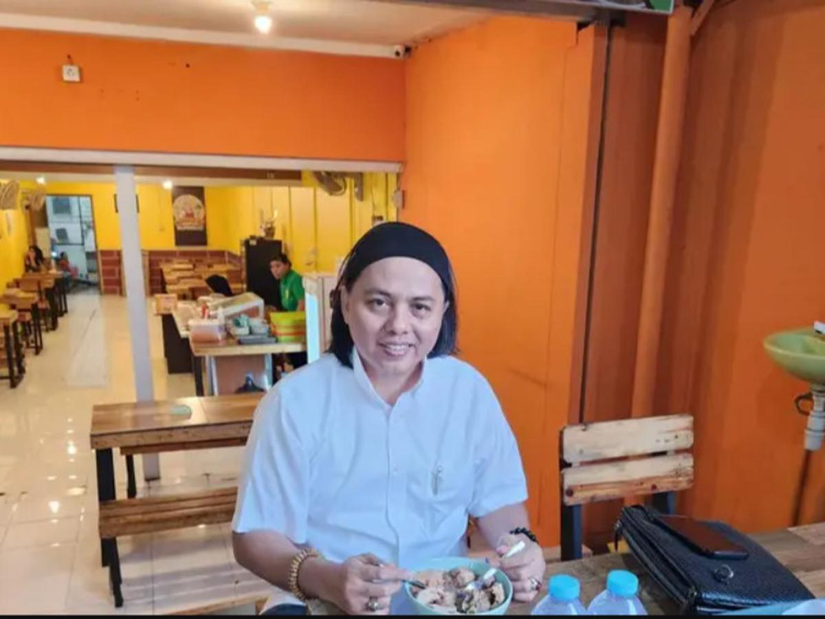 Tampil Nyentrik