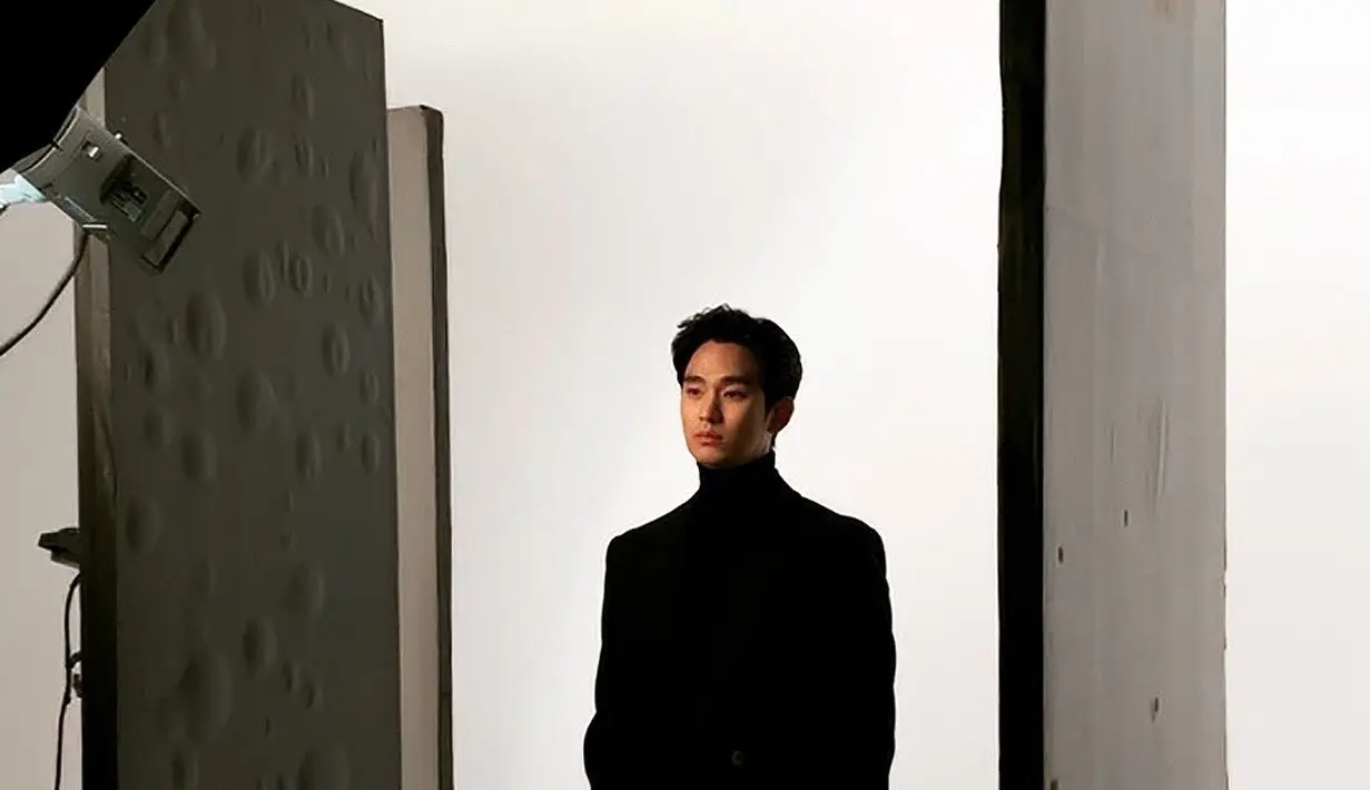 Pesona oppa Korea Kim Soo Hyun dalam balutan outfit serba hitam. Ia mengenakan turtleneck hitam, ditumpuk dengan blazer, dan dipadu mengenakan celana panjang yang semuanya berwarna hitam. [Foto: Instagram/soohyun_k216]