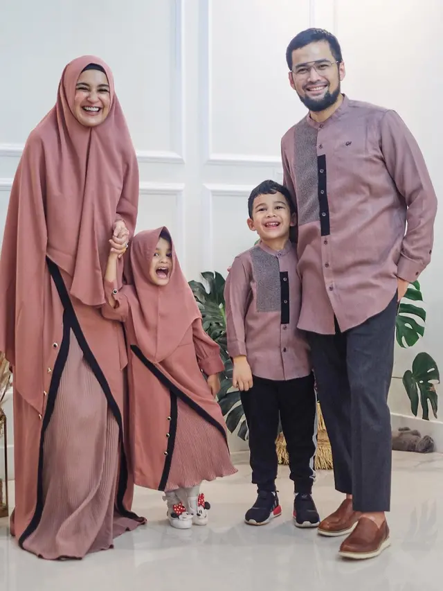 Bisa Jadi Inspirasi Lebaran, Ini 6 Potret Artis Cantik Pake Baju Kembar dengan Anak
