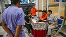 Petugas Basarnas melayani warga yang bertanya tentang informasi penumpang kapal KM Mutiara Sentosa 2 di posko informasi, Gapura Surya Nusantara, Pelabuhan Tanjung Perak, Surabaya, Jawa Timur, Minggu (2/8/2026). (AFP/ Juni Kriswanto)