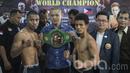 Petinju Indonesia, Defri Palulu, akan berhadapan dengan petinju Filipina, Nathan Bolcio (kanan), usai timbang badang jelang laga perebutan sabuk WBC Asia di GOR Cendrawasih, Jakarta, Jumat (19/5/2017). (Bola.com/Vitalis Yogi Trisna)