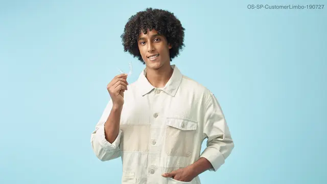 Ilustrasi Menggunakan Aligner atau Clear Aligners
